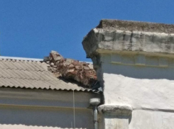 Отвалился кусок кладки на крыше школы №31 в поселке Артем в Шахтах