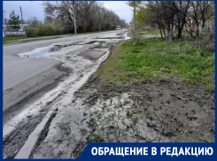 Несколько месяцев вода течет по Мичурина, нанося вред и без того разбитой дороге