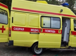 В Шахтах при падении с высоты погибла женщина