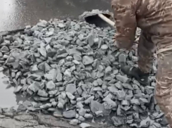 Жители Шахт вынуждены сами ремонтировать дороги из-за отсутствия внимания властей