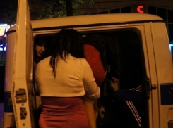 В Шахтах ОМОН взял штурмом бордель с проститутками