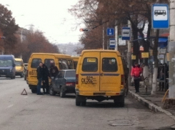 В Шахтах маршрутка не поделила дорогу с легковым автомобилем