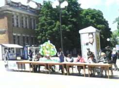 На театральной площади в Шахтах прошла акция «Дерево добра»