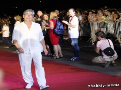 Актер-шахтинец Алексей Никульников прошел по красной дорожке фестиваля «Bridge of arts»