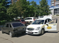 Выезжая с парковки тонированный ВАЗ протаранил такси в Шахтах