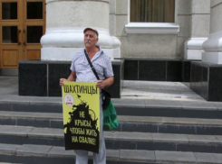 Шахтинские общественники пошли путем гимнастов: пикет против мусорного полигона прошел возле здания правительства