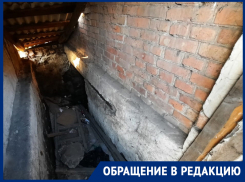 И без того аварийный дом разрушают течи канализации: жильцы Мешкова, 21 задыхаются от зловония 