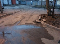 Неделю течет канализация в Шахтах