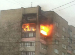 На центральной улице Шахт загорелся пятиэтажный дом