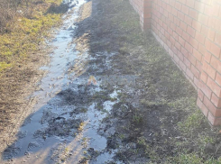 Прорыв водопровода затапливает дворы на улице Воровского в Шахтах