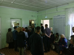 Огромные очереди в регистратуру и ужасный подъезд ожидают шахтинцев в больнице №2