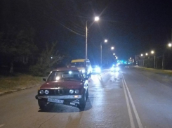 Пешеход, попавший под BMW, скончался в машине скорой помощи в Шахтах