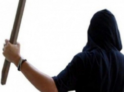 В Шахтах средь беда дня мужчину ударили железной трубой и ограбили