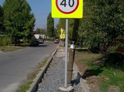 Дорожные знаки установили посреди пешеходных дорожек в Шахтах