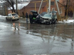 В Шахтах произошло ДТП с участием двух иномарок