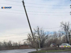 Электрический столб вот-вот упадет на дорогу в Шахтах