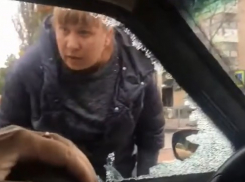 Дорожные разборки в центре Шахт: оружие, разбитое окно в машине, порезанные руки пассажирки