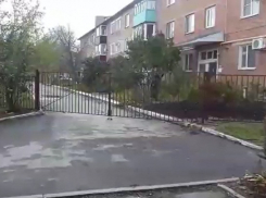 Огородив трёхэтажку неприступным забором, шахтинцы отрезали дорогу всем соседям