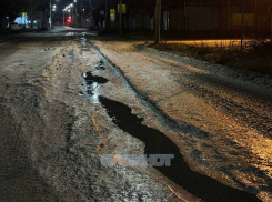 Движение по улице Звездная в Шахтах стало опасным из-за прорыва трубы