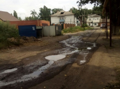 Зловонные потоки канализации заливают переулок Мостовой и детскую площадку в Шахтах