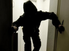 В Шахтах вор пробрался в чужой дом через незапретую дверь