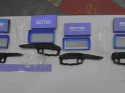  Жительница Шахт привезла из Бангкока кастеты с ножами для своих родственников