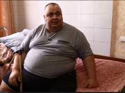 300-киллограммовый житель Шахт стал затворником из-за своего веса
