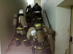 В поселке Фрунзе полыхал подвал многоквартирного дома