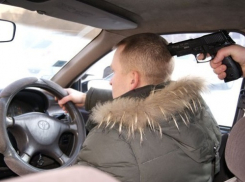Под Шахтами двое пьяных выстрелили в таксиста и угнали его машину