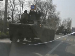 Народный репортер: очевидец снял на видео колонну БТРов, въезжающих в Ростов
