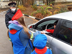 Письмо водителю: школьники адресовали автомобилистам обращения и вручали их на дорогах города