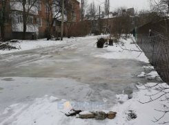 Произошел порыв водопровода, который затопил улицу Островского в Шахтах