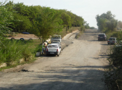 На городской пляж поселка 20 лет РККА шахтинцы вынуждены добираться по бездорожью
