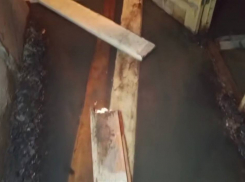 Подвал жилого дома затоплен на 30 см канализационными стоками в Шахтах