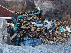 После замены водопроводных труб осталась открытая яма в поселке Артем в Шахтах