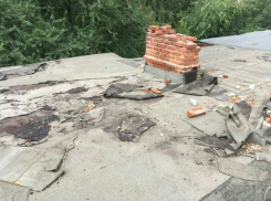 Два года дождь и снег с аварийной крыши заливает квартиры шахтинцев на улице Обухова