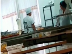 Рядом с Шахтами еду для школьников готовили с тараканами и грязью