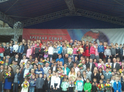 Многодетные шахтинские семьи получили в подарок микроавтобусы