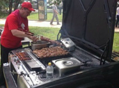 Местный шашлычник сделал мангал из старого автомобиля