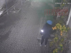 «Голубая шапочка» нагло своровала декор со стены магазина — резиновые сапоги в Шахтах