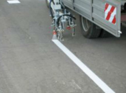 В центре Шахт нанесли на дороги разметку