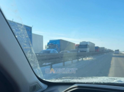 На трассе М-4 «Дон» под Шахтами образовалась пробка в 15 км
