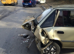 В Шахтах «Рено-Логан» протаранил «Нексию»