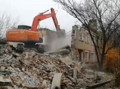 Ведутся работы по сносу аварийных двуэтажек