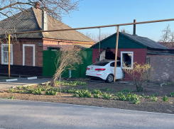 В Шахтах на Маяковского машина въехала в дом 