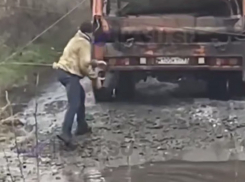 Водители моют машины из аварийной утечки водопровода в Шахтах