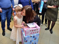 «Полицейский Дед Мороз» и глава города поздравили шахтинских детей с наступающим Новым годом