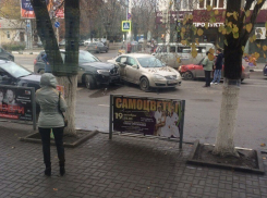 Автоледи на «Фольксвагене» протаранила две машины в самом центре Шахт