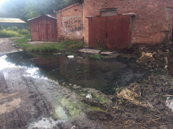 Взрывная смесь из канализации и питьевой воды течет по улице Разина в Шахтах