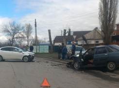 Выехала на встречку и протаранила два автомобиля девушка на «Киа» в Шахтах